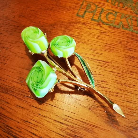 Gold Tone and Green Swirl Acrylic Floral Brooch - Picture 3 of 13